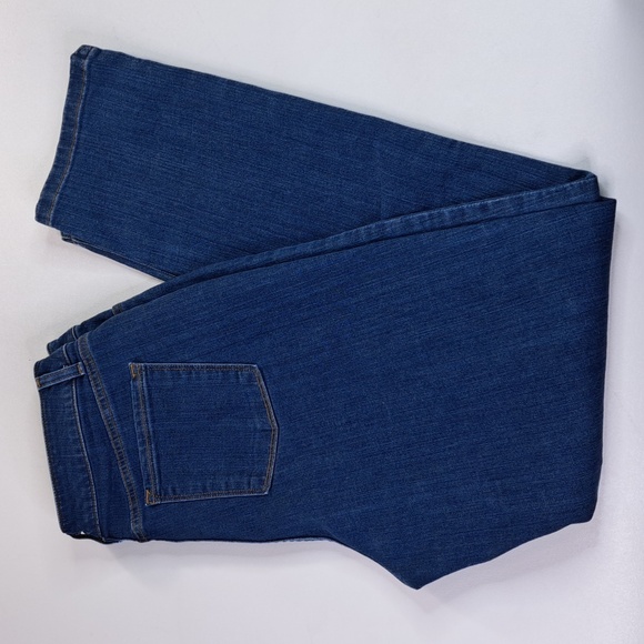 L.L. Bean Classic Fit Straight Leg Blue Jeans Size 14 M/T Inseam 31' - Picture 4 of 17
